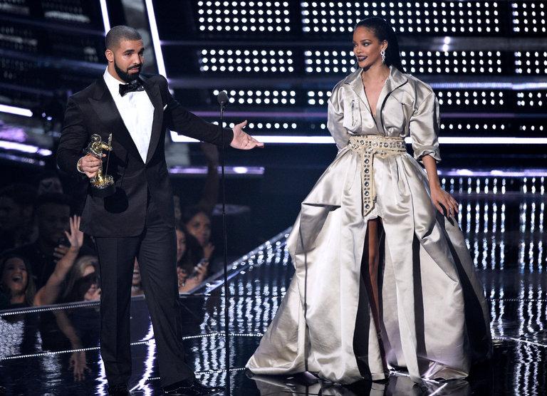 Rihanna+receives+Video+Vanguard+Award+from+Drake.