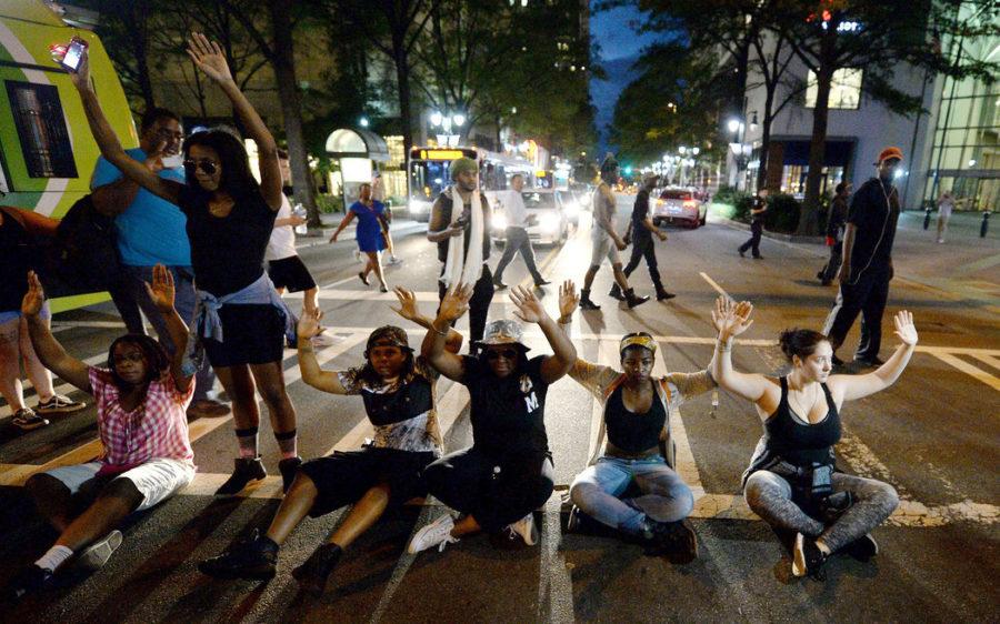 Protesters+block+I-277+during+5th+day+of+unrest+in+Charlotte%2C+North+Carolina.