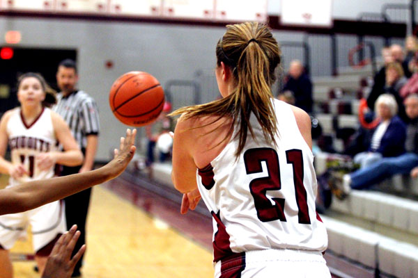 Girls Basketball Easily Defeats Amundsen