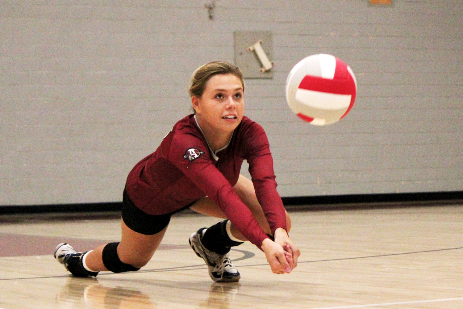 Senior Amanda Rowe dives for the ball.