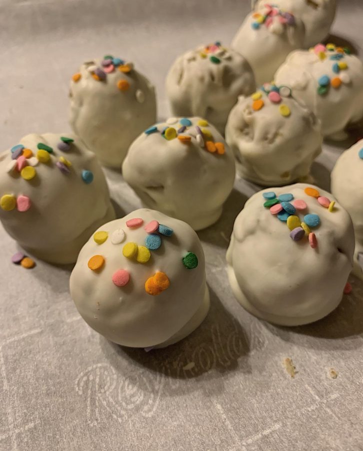 These balls are made with white chocolate and topped with sprinkles to improve the presentation of the product.
