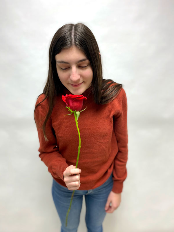 At the end of the fifth week, there was a second rose ceremony. Women Shiann Lewis and Lexi Buchanan did not receive roses. 