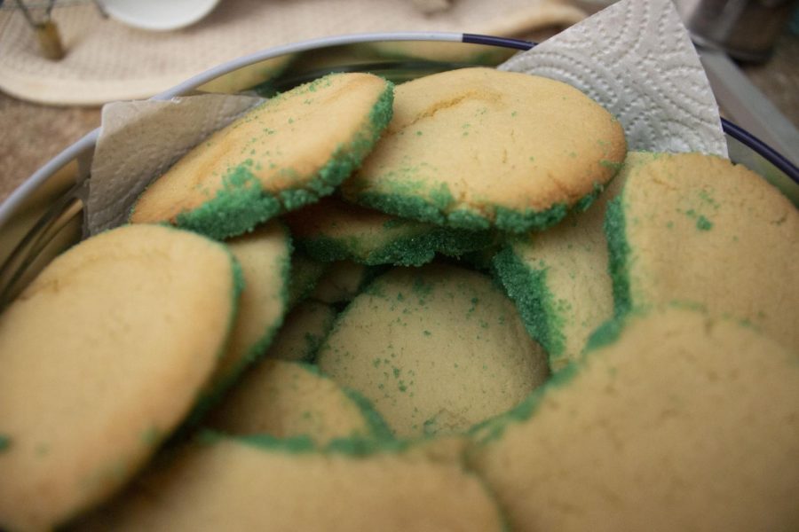 Many+use+icing+to+decorate+their+sugar+cookies%2C+but+sprinkles+can+add+a+different+color+and+texture+to+the+cookie.