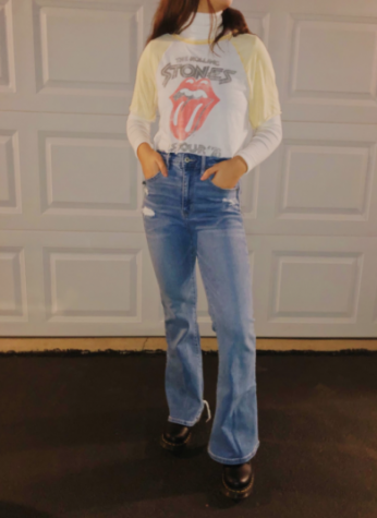 Bell Bottoms and chunky shoes were known to be a staple piece of the 70s. As displayed in the photo, Bell bottoms and a chunky boot is paired with a tight top layered with a graphic tee to give that perfect touch of 70s with a modern twist.