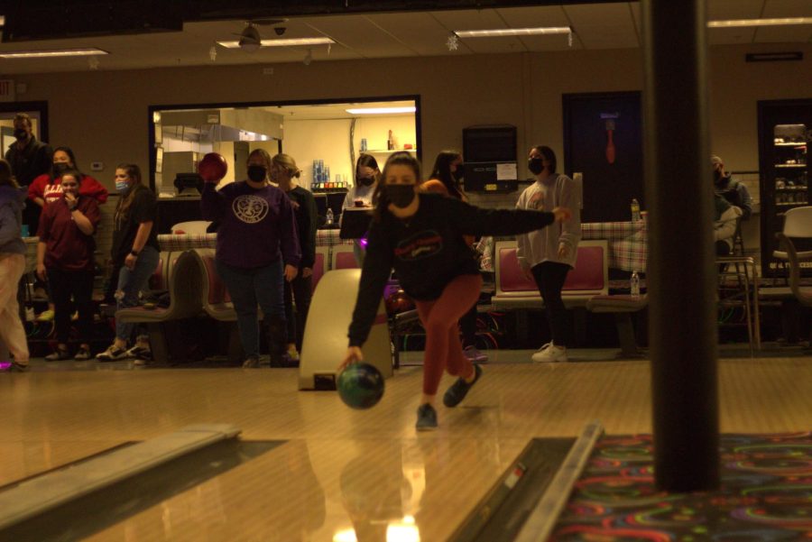 Sidney+Tindell+taking+her+turn+to+bowl.